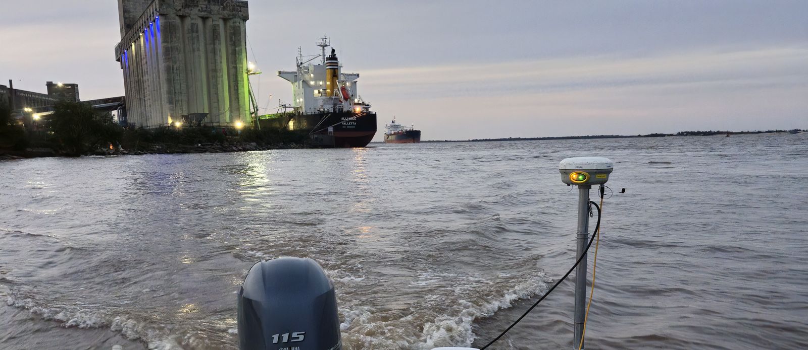 Ecosonda South SDE-28X y GPS RTK en batimetría junto a puerto sobre el Río Paraná