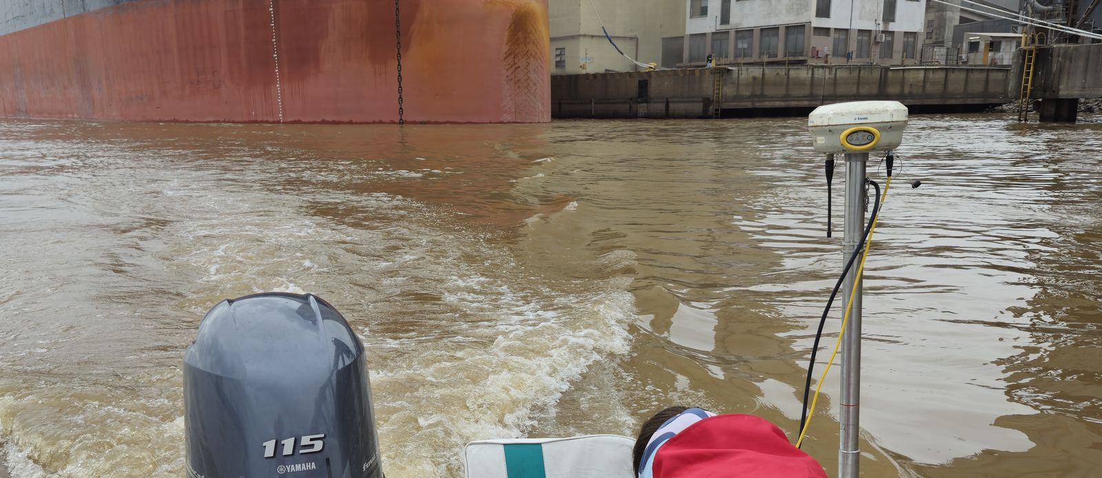 Relevamiento batimétrico con GPS RTK junto a buque en el Río Paraná