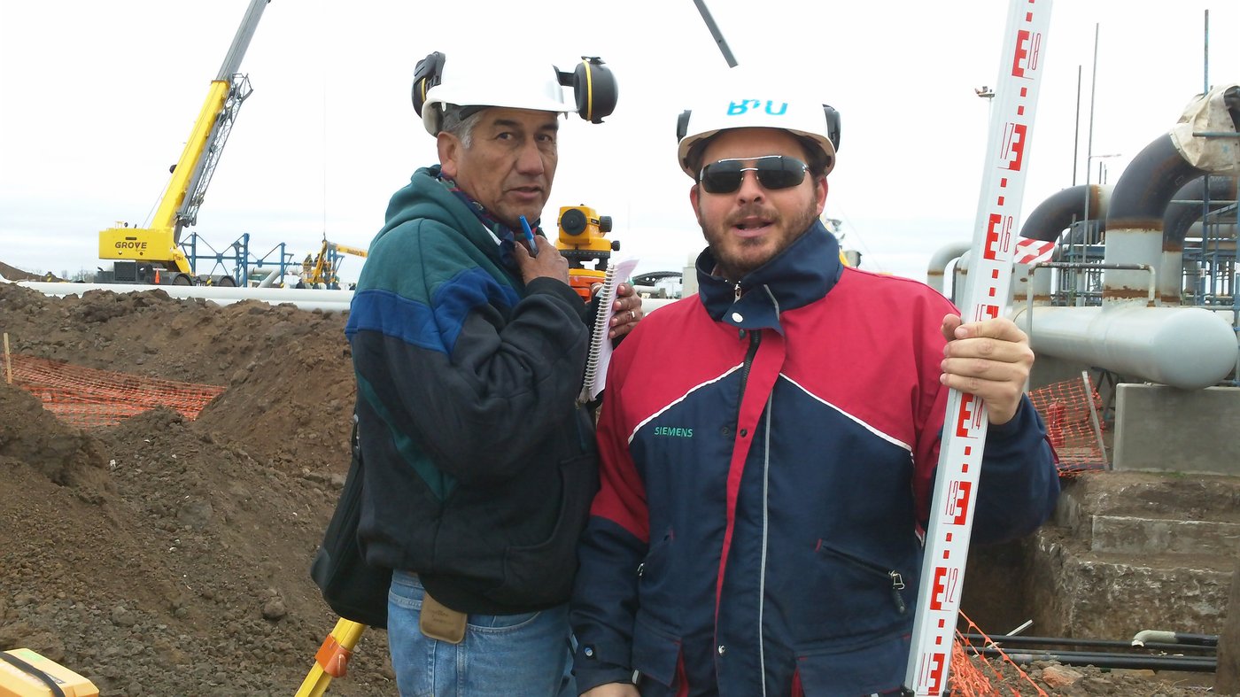 Equipo de topografía en obra de expansión de la Planta Compresora TGN