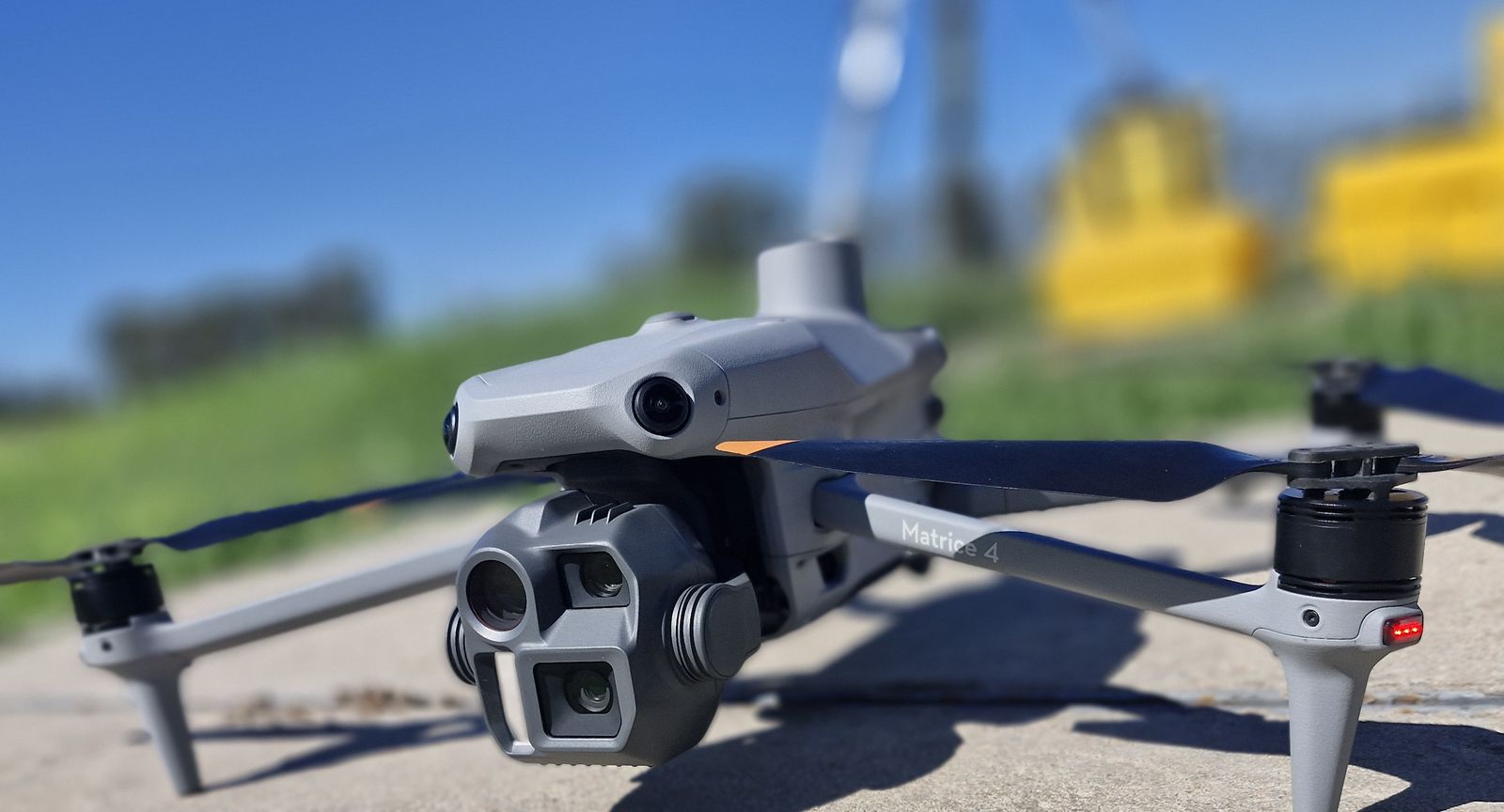 Drone DJI Matrice 4E de AB Agrimensura en obra
