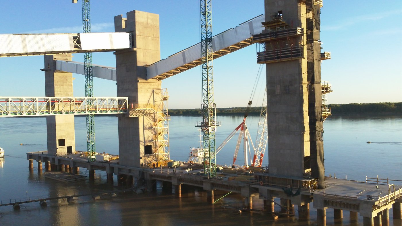 Estructura del muelle en construcción, obra DYOPSA