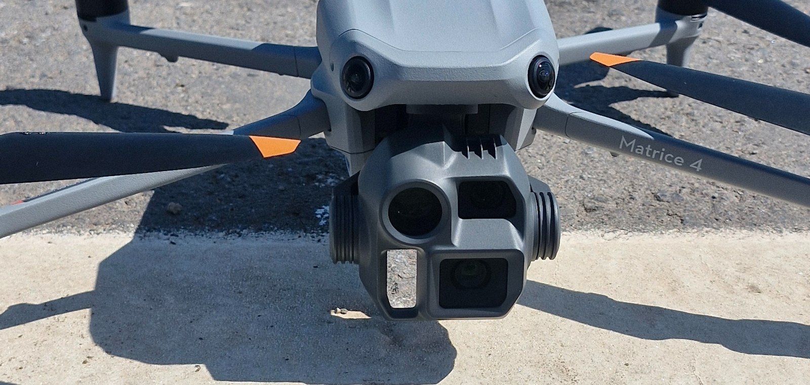 Drone DJI Matrice 4 de AB Agrimensura, equipado para relevamientos fotogramétricos