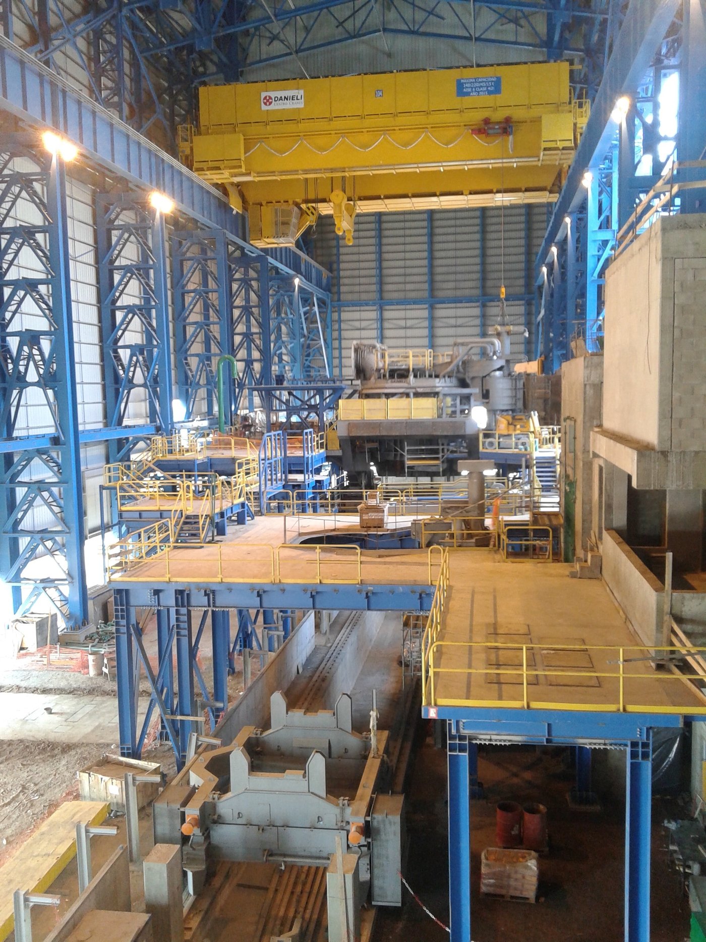 Horno eléctrico FastArc AC Danieli y puente grúa en la Acería Gerdau
