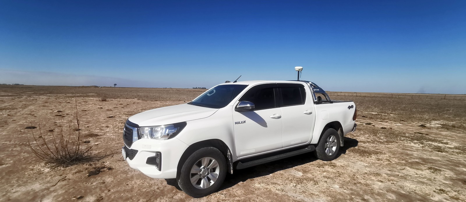 Camioneta 4x4 con GPS Trimble de la flota propia de AB Agrimensura en terreno