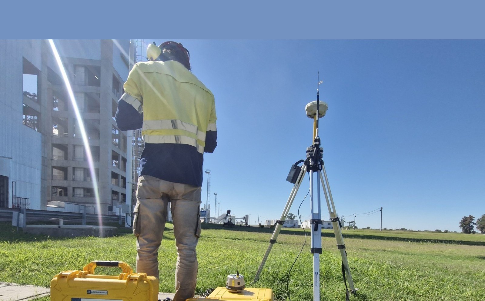 Agrimensor con GPS Trimble RTK y equipamiento AB Agrimensura en obra