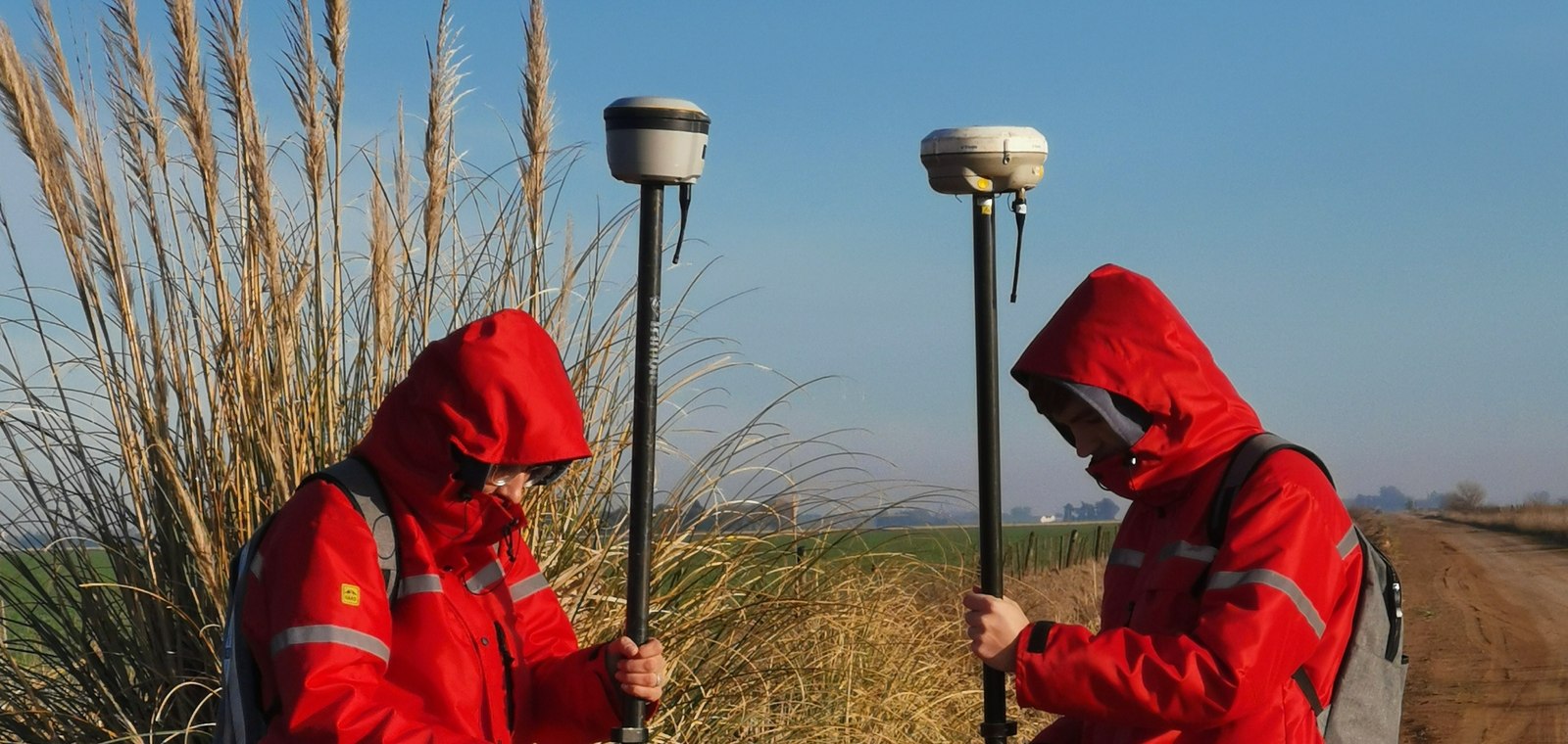 Agrimensor con GPS Trimble RTK y equipamiento AB Agrimensura en campo