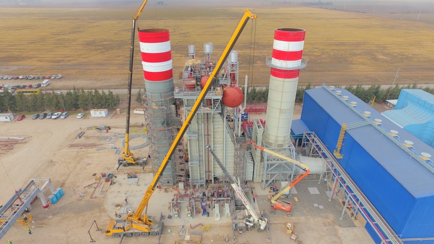 Vista aérea de la Central Termoeléctrica Cogeneración Timbúes en construcción