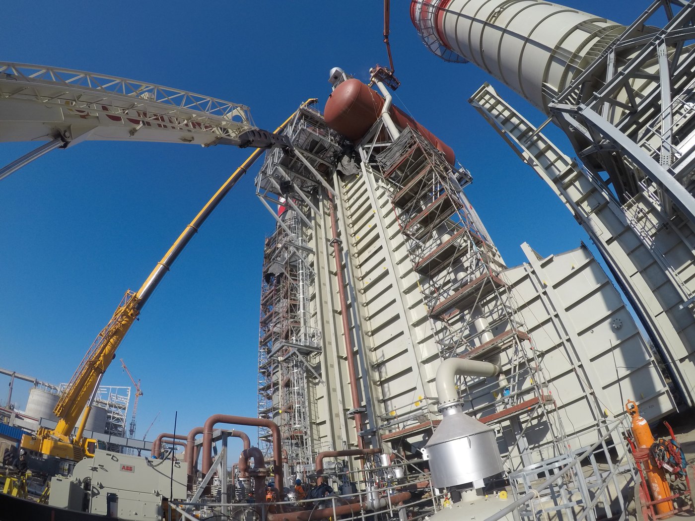 Montaje de estructuras metálicas en la Central Termoeléctrica Timbúes