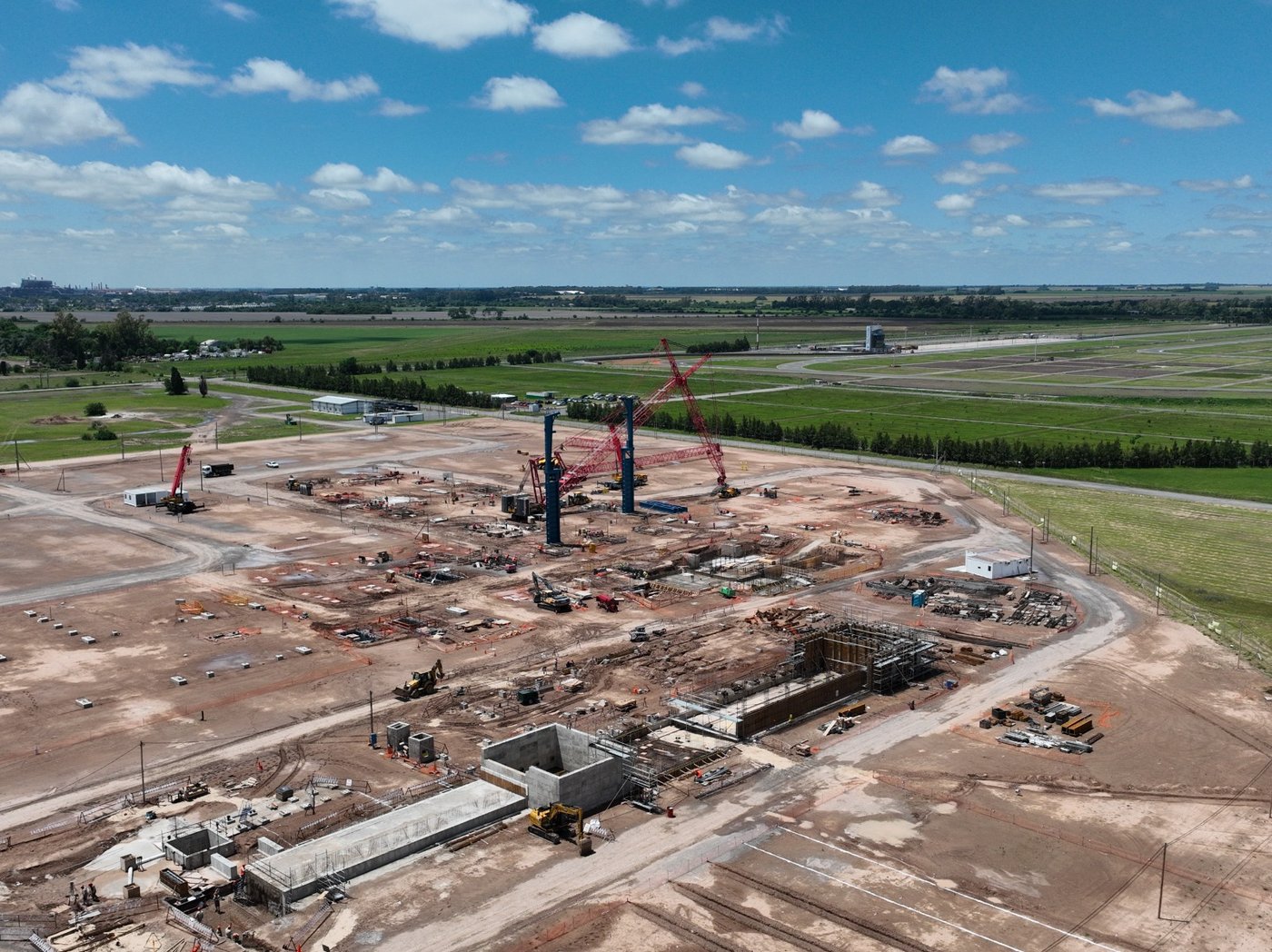 Vista aérea del frente de obra civil y montaje en Sidersa+