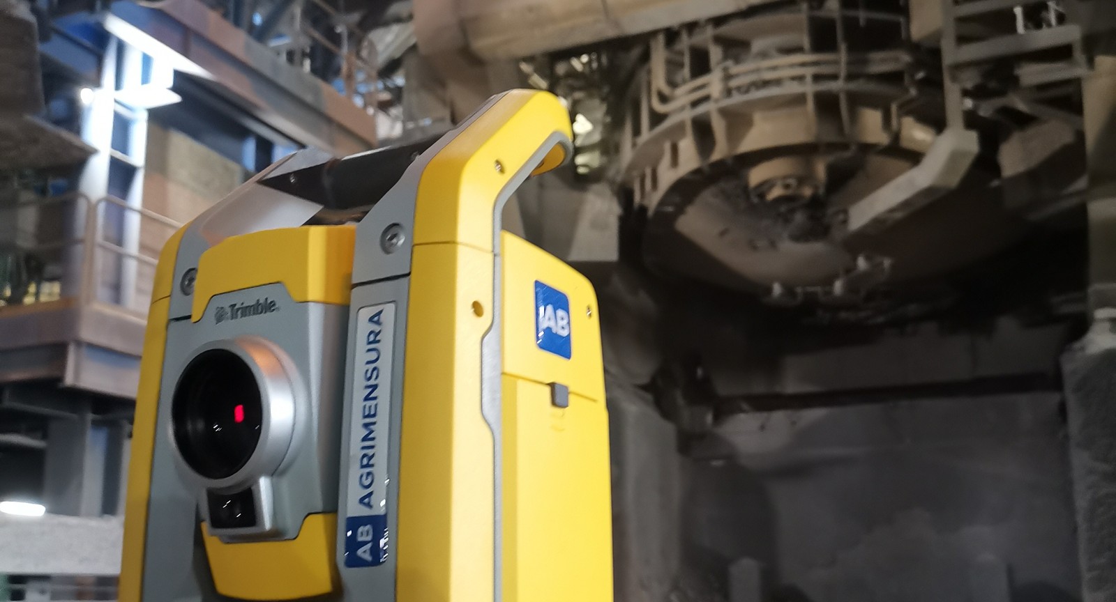 Estación total robótica Trimble relevando en planta de acería